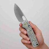 VOSA2620 Couteau Vosteed Porcupine "Doodle Monster" | Lame Drop Point Acier 14C28N | Manche White G10 Top Liner Lock - Livraison Gratuite