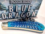 RR2714 Rough Rider Dragon Bone – Couteau Lame Hawkbill Acier 440 Manche Os Sculpté Blue Dragon – Slip Joint – Livraison Gratuite