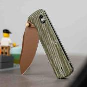 VOSA4111 — Couteau Vosteed Vombat Lame Acier 14C28N Clip Point Copper Dune Manche Micarta Vert Crossbar Lock - Livraison Gratuite